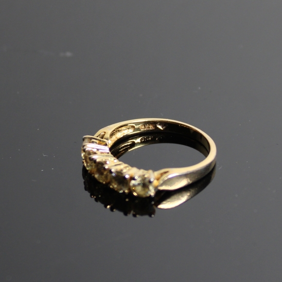 beautiful gold tone ring with 5 CZ stones - Picture 9 of 10
